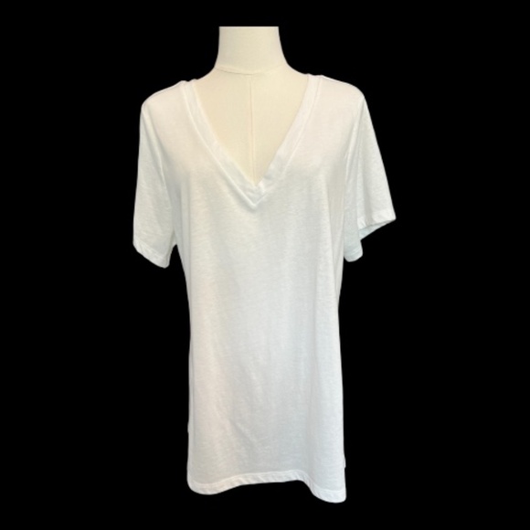 π 2 FOR $24!! EUC Womenβs Black & White T-Shirt Bundle | Size XL - Picture 7 of 11